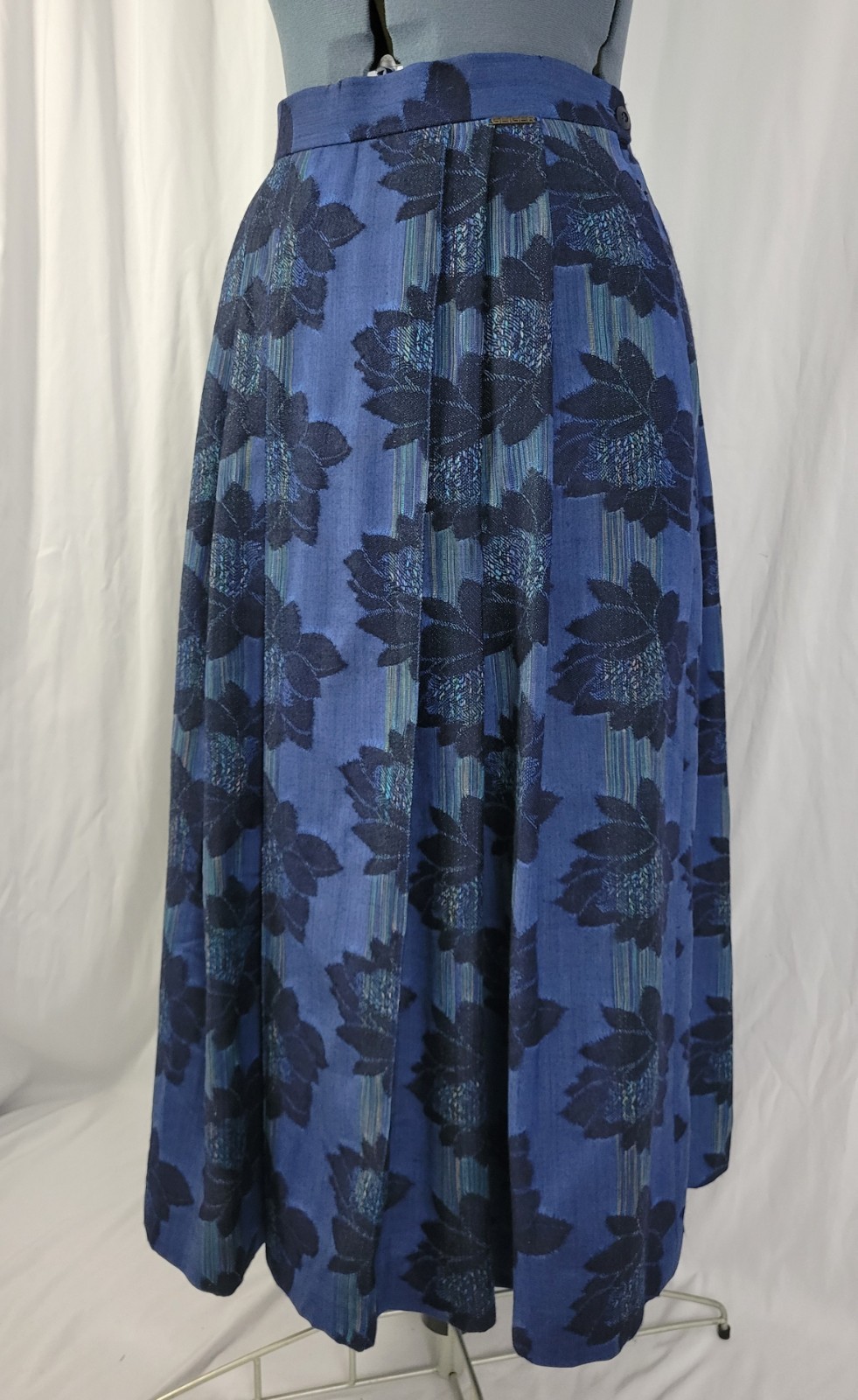 Vintage Geiger 100% Wool Blue Pleated Skirt w Black Flowers Size 40 (US Med)