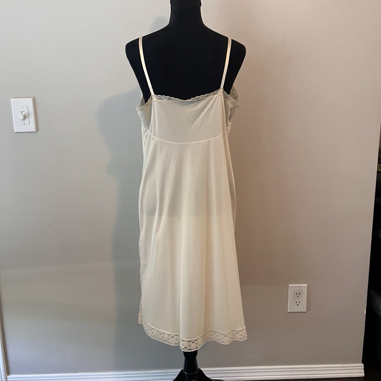 Vintage Vanity Fair Full Slip Nude Antron III Nylon Lace Sz 40TT