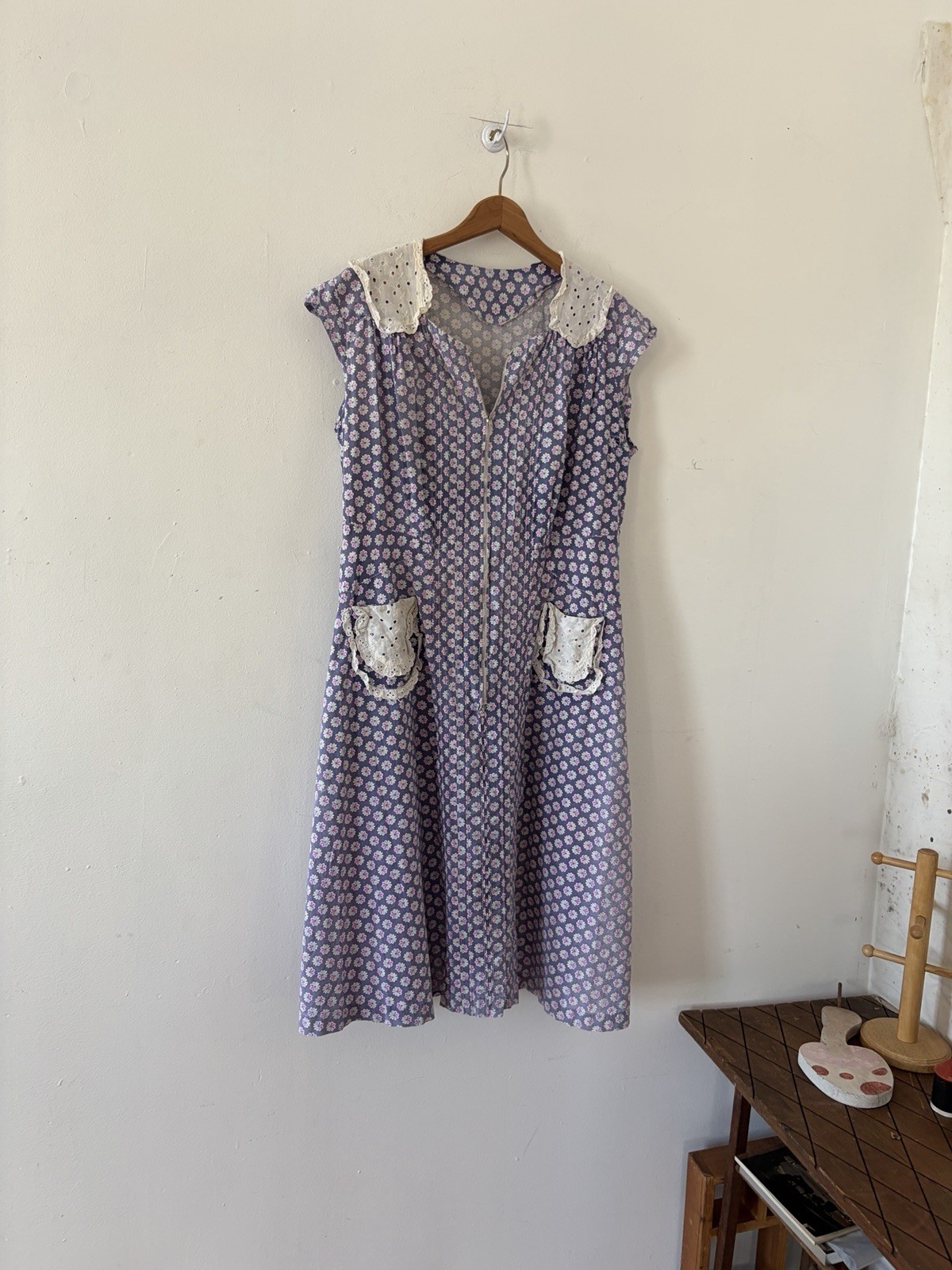 1930s 40s Floral Print Cotton Zip Front Farmhouse Dress Hip Pockets Lace Trim M