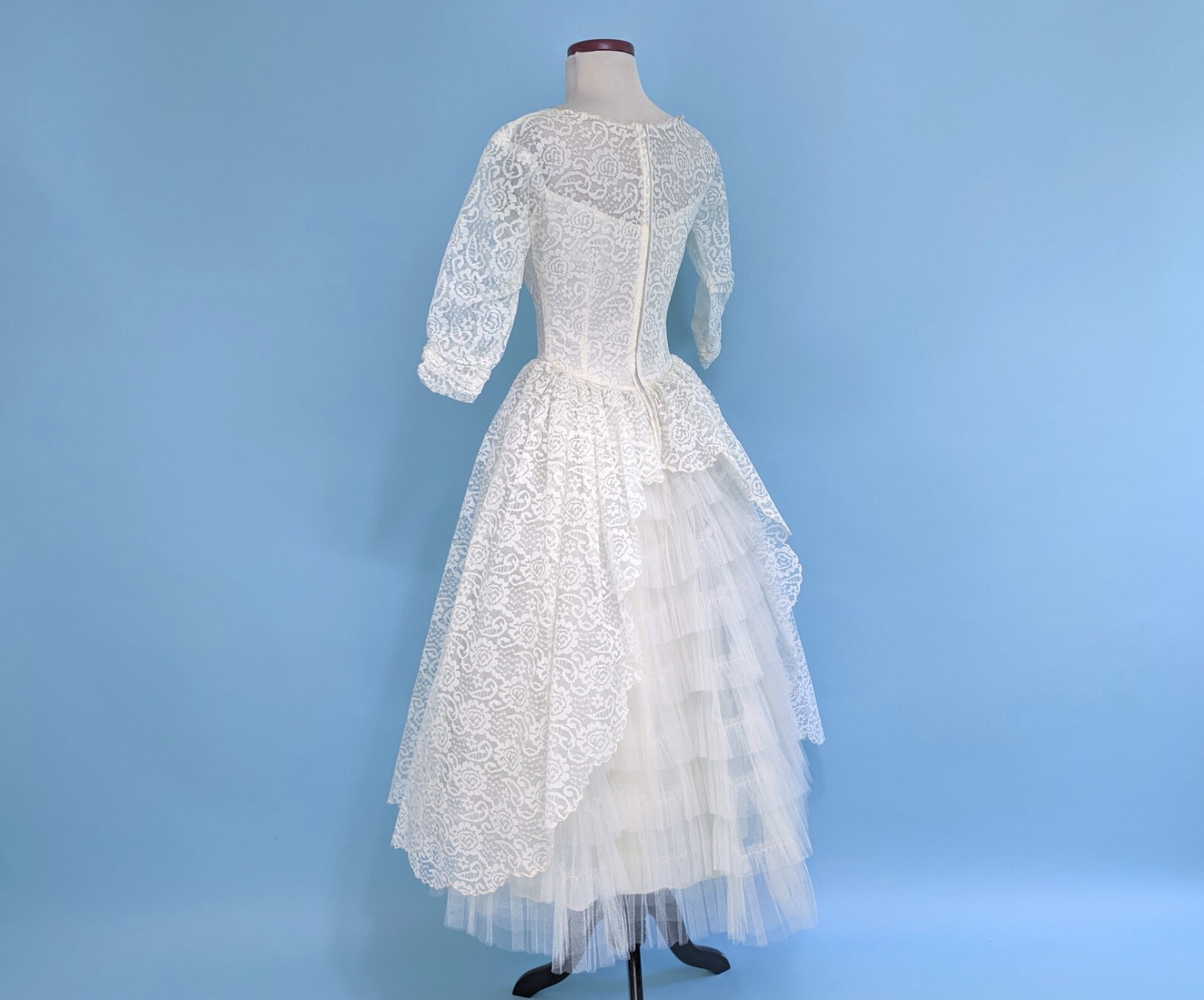 Vintage 1950s 50s Mint Condition Lace and Tulle Ivory Long Sleeve Wedding Dress