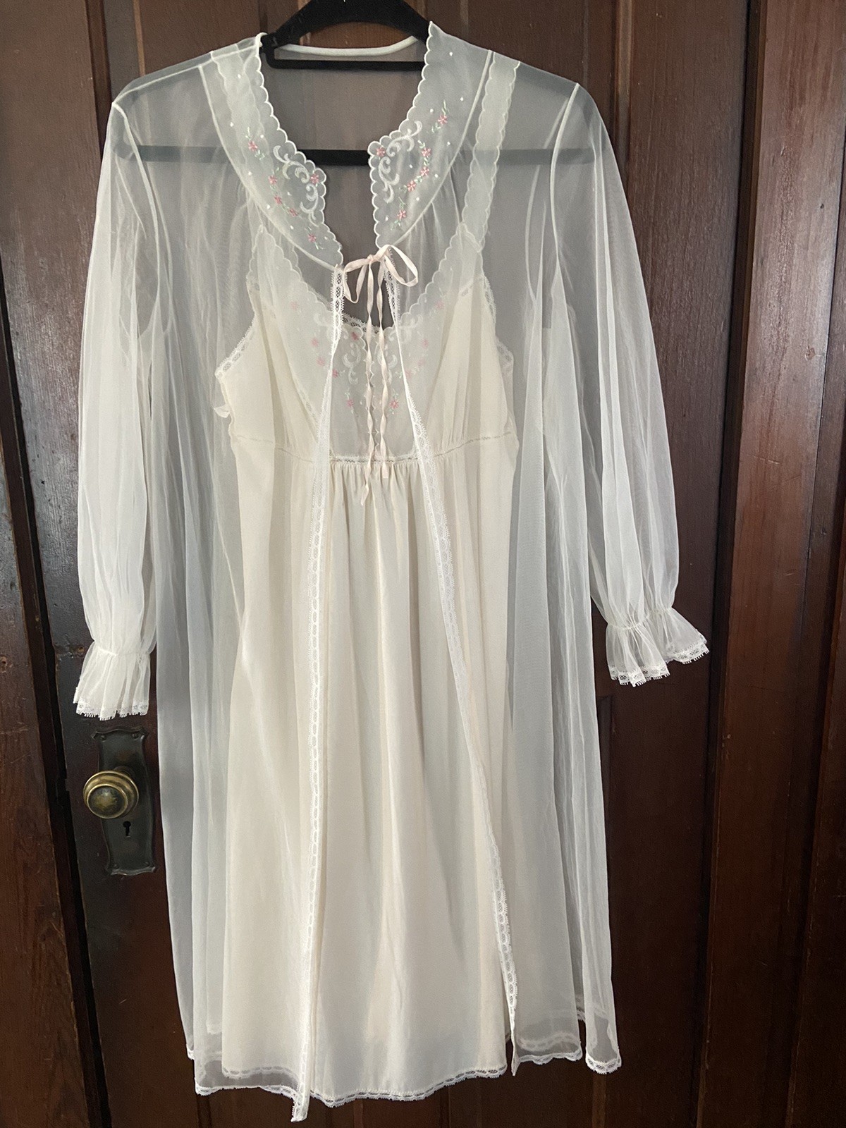 VTG Vanity Fair Chiffon Peignoir Set Size 36 Gown, Robe White Pink Floral Accent