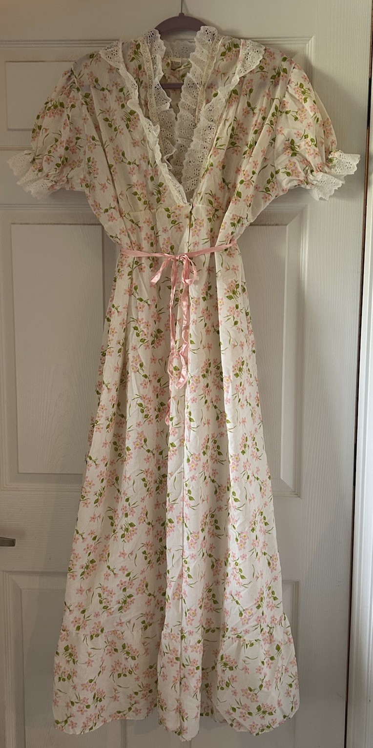 vintage peignoir – White Percale W Pink Floral & Lace Eyelet Empire – Large