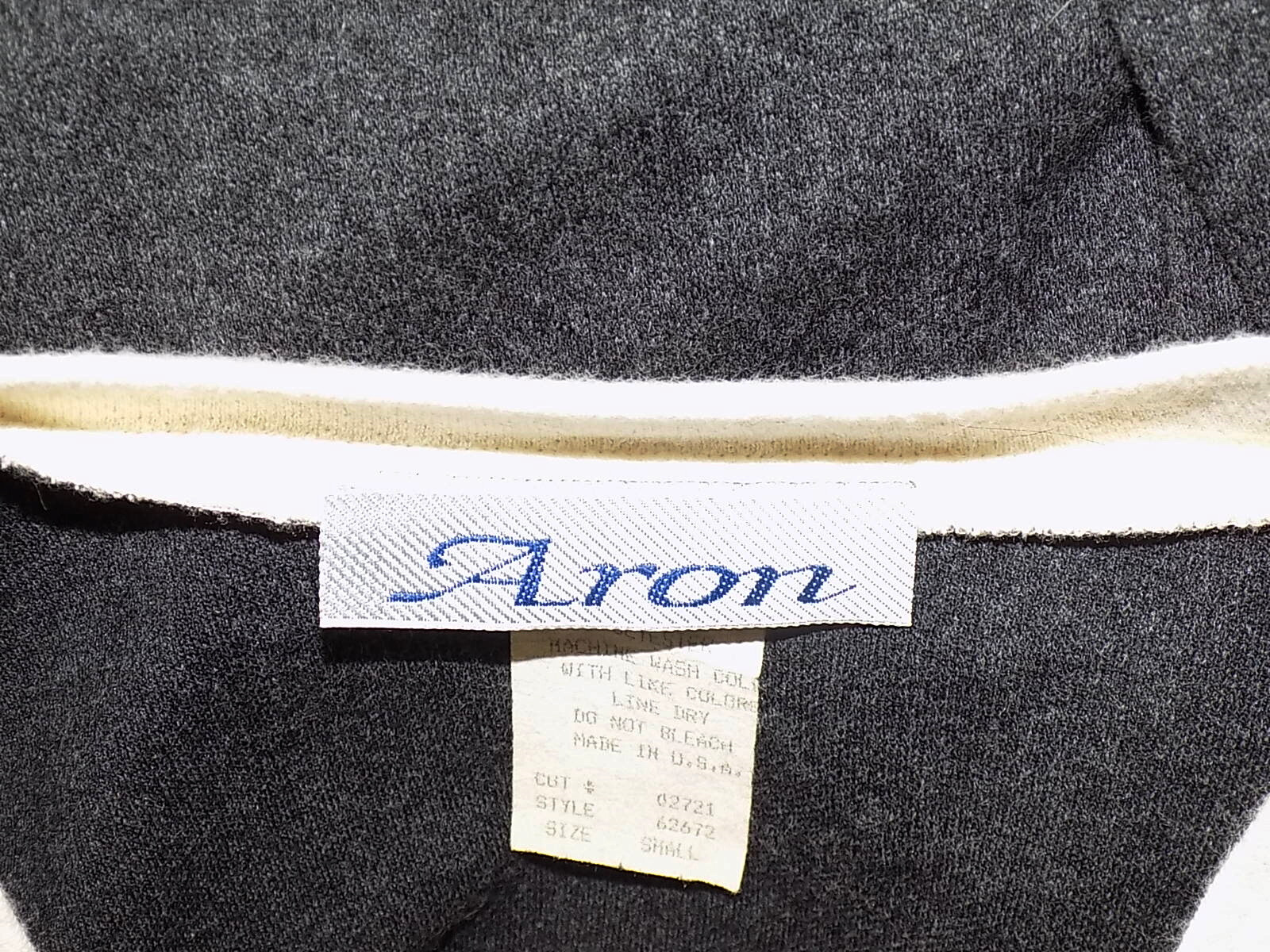 Vintage 70s 80s Gray Acrylic Pullover Aron Top White Trim Bow Size Small B36 ***