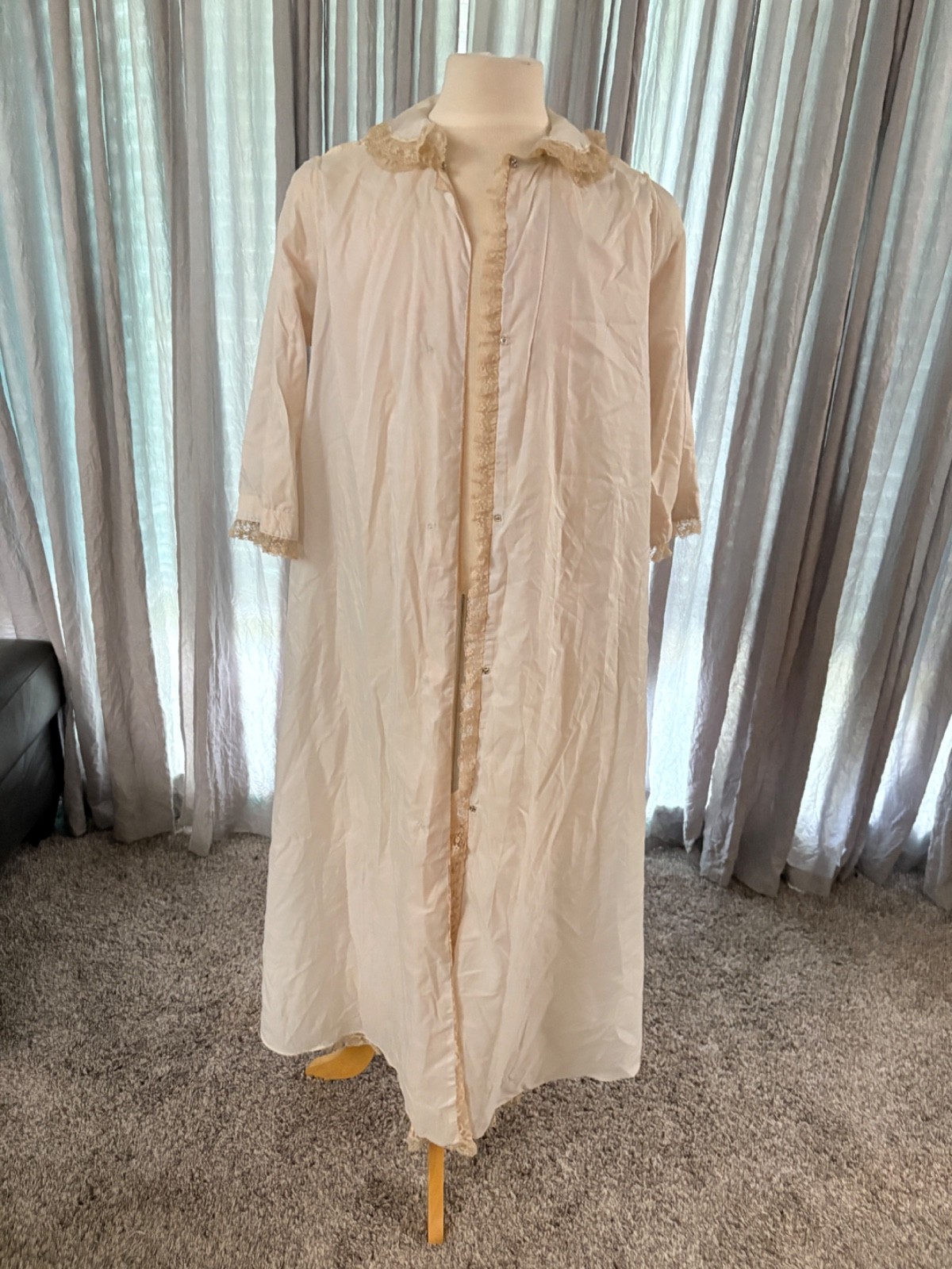 Keyloun Dressing Gown, Old Hollywood Robe, 50’s to 60’s Vintage Lace Robe Medium