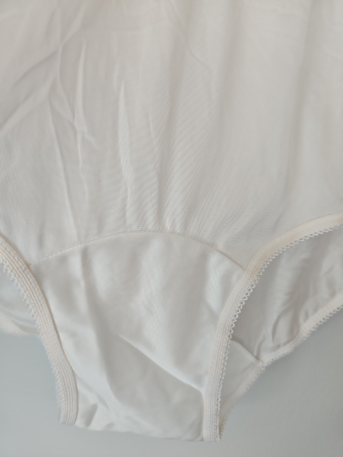 Vanity Fair 100% Nylon Soft White Panties Lace Detail Satin Finish Size 6