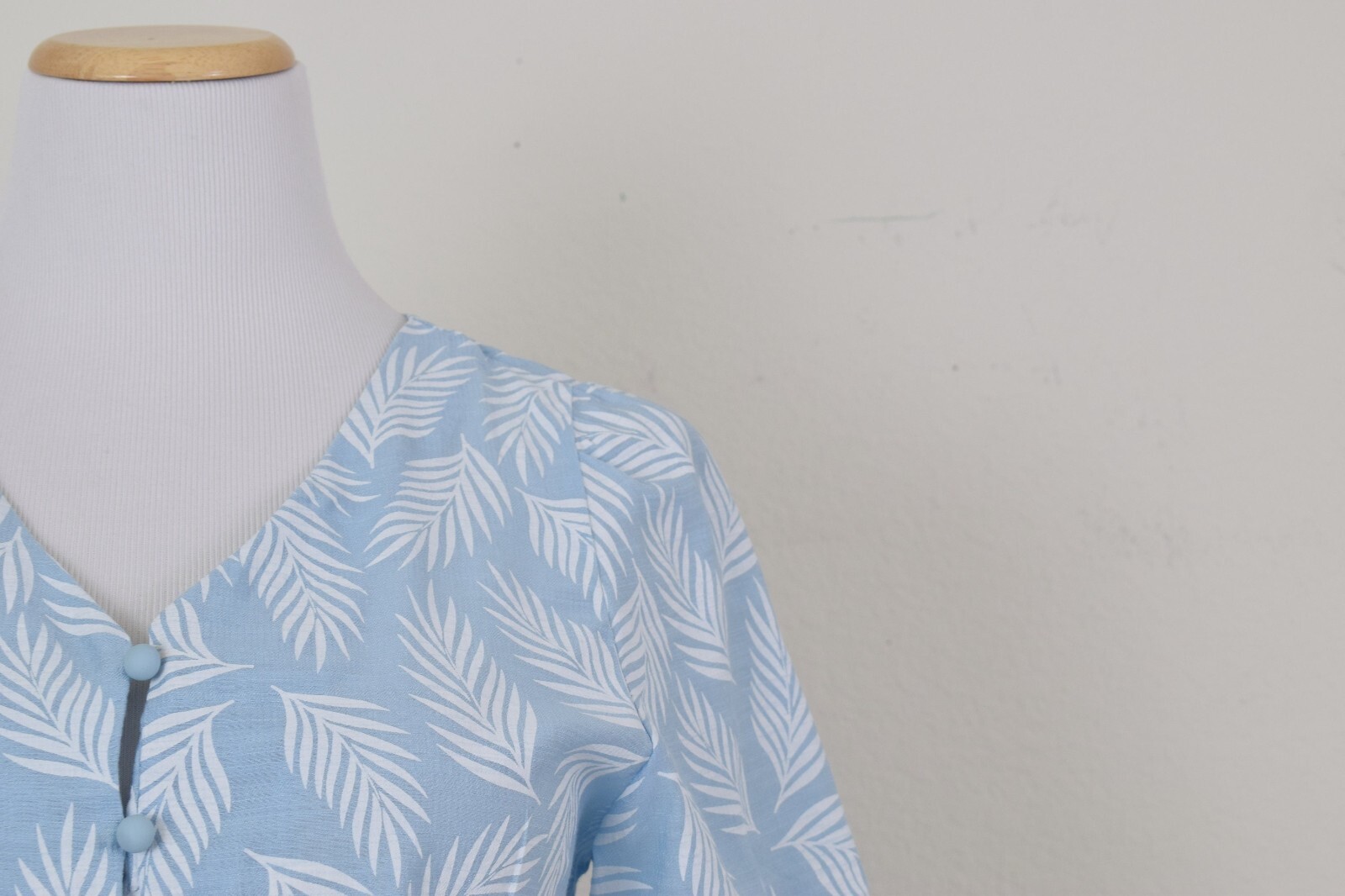 Vintage 90s Blue/White Palm Leaves Fitted Button Blouse
