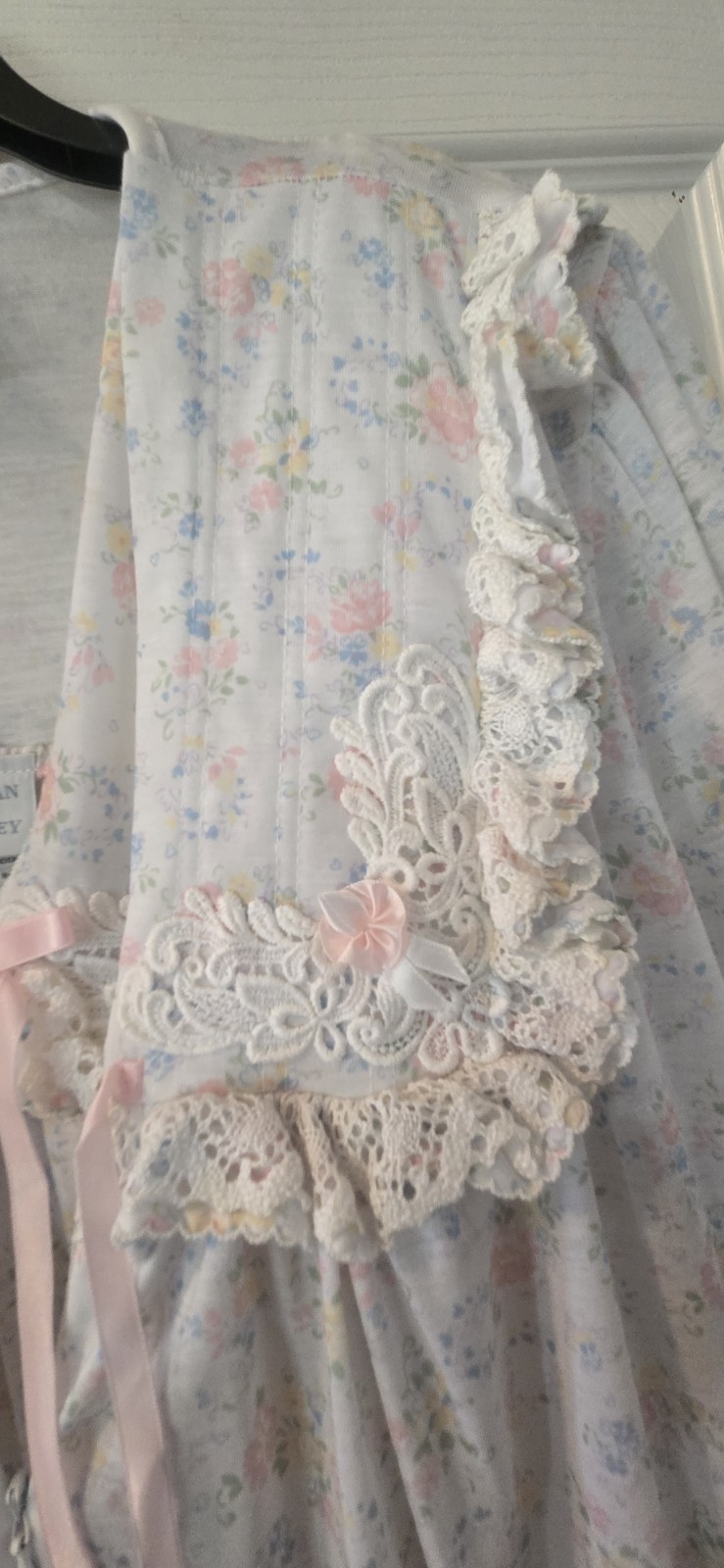 1970s GILLIGAN & O’MALLEY Ruffled Embroidered Floral Peignor Set W Lace Trim L
