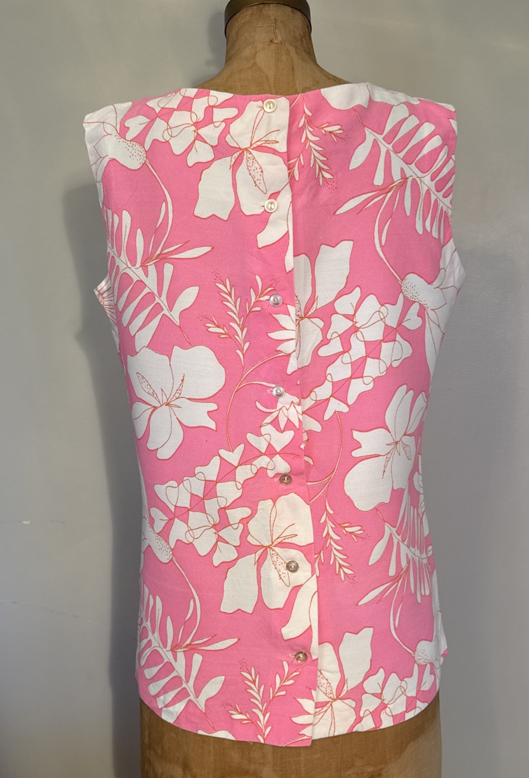 Vintage 1960’s Shell Tank Blouse Hawaiian Print Fabric Back Buttons Union Made M