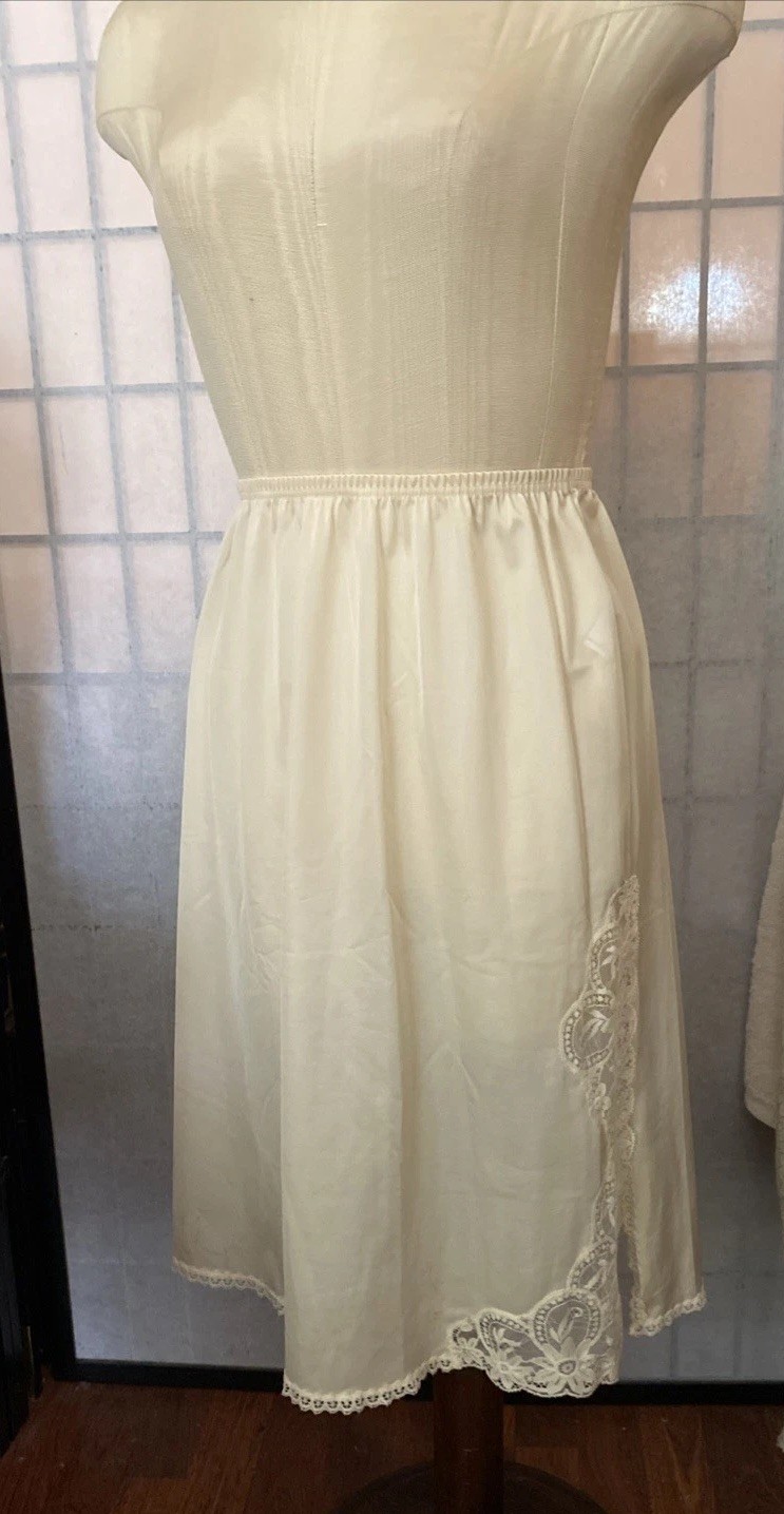 Vanity Fair VTG 60/70 LG Dacron Poly/Nylon Lace-Embellish 1/2 Slip MI USA (READ)