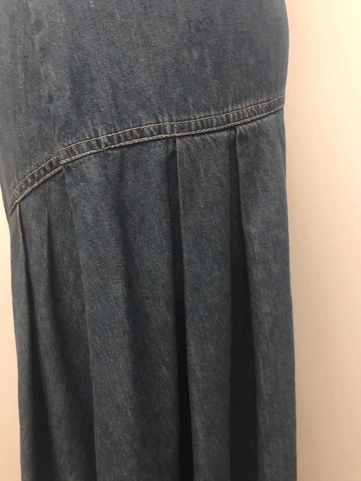 Stylish 26″ waist Avr La Acid Washed Denim Jean Skirt Midi Length. B68.