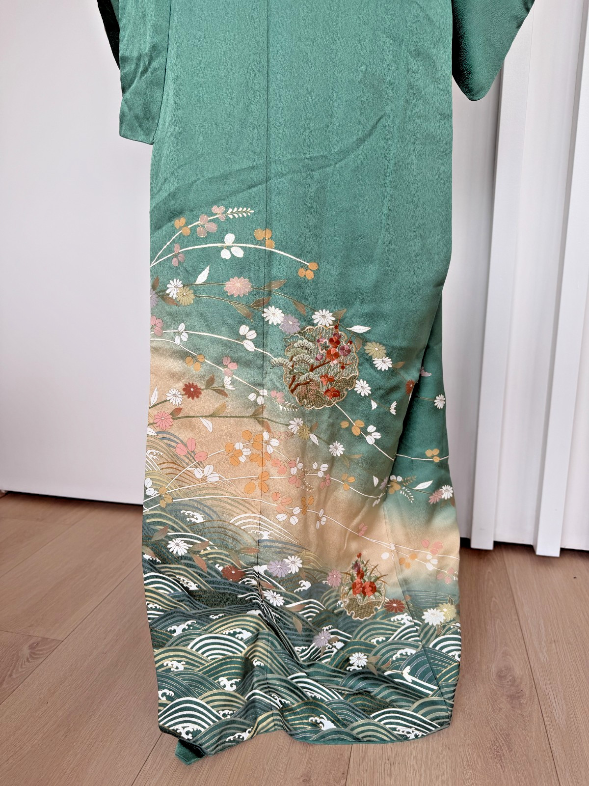 Vintage Japanese Kimono | Green Wave さが美 (Sagami) brand embroidery | 100% silk