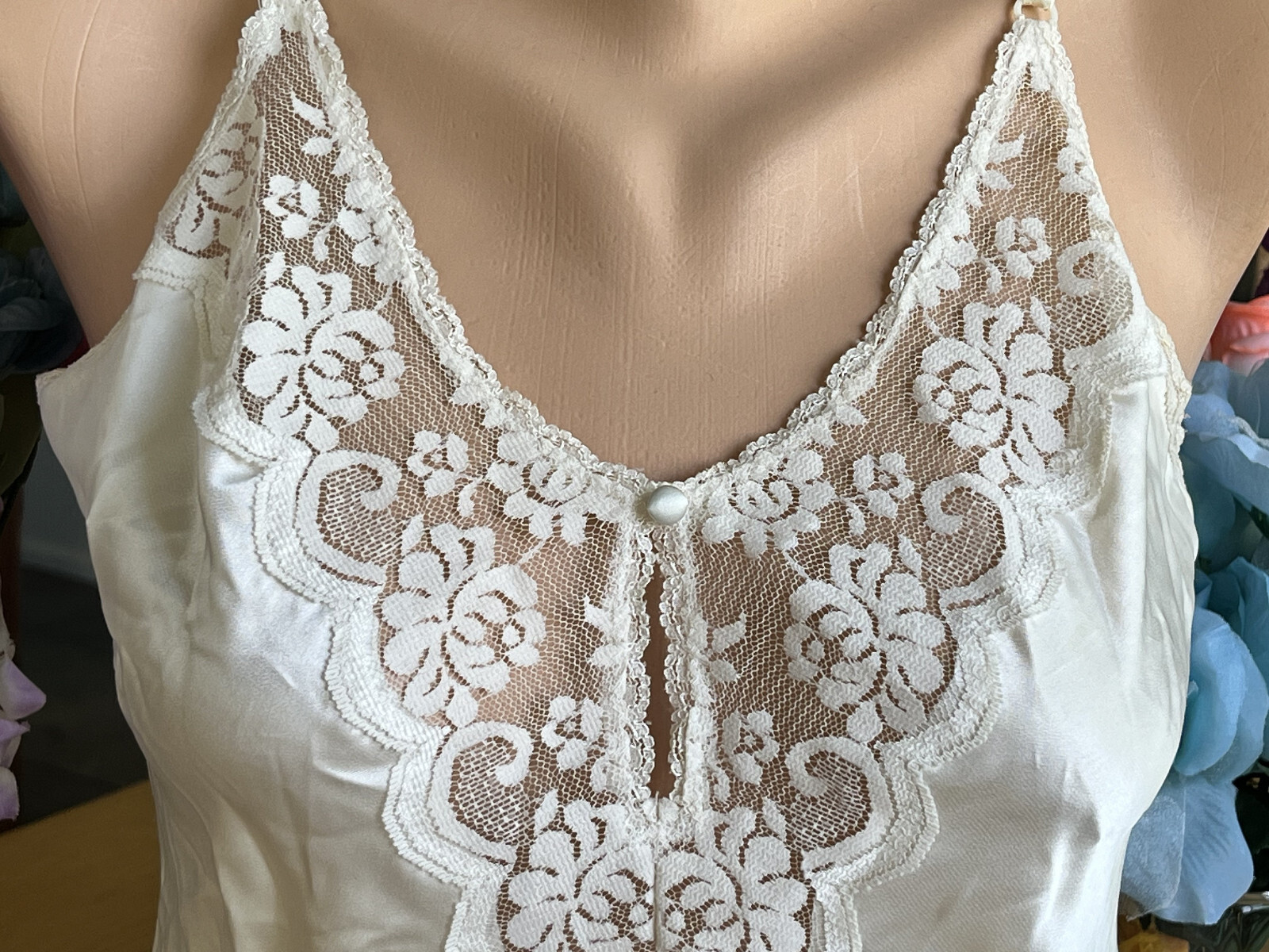 425 Maidenform 34 Ivory CHANTILLY Lace & Shiny SATIN Cami Camisole #64603 VTG