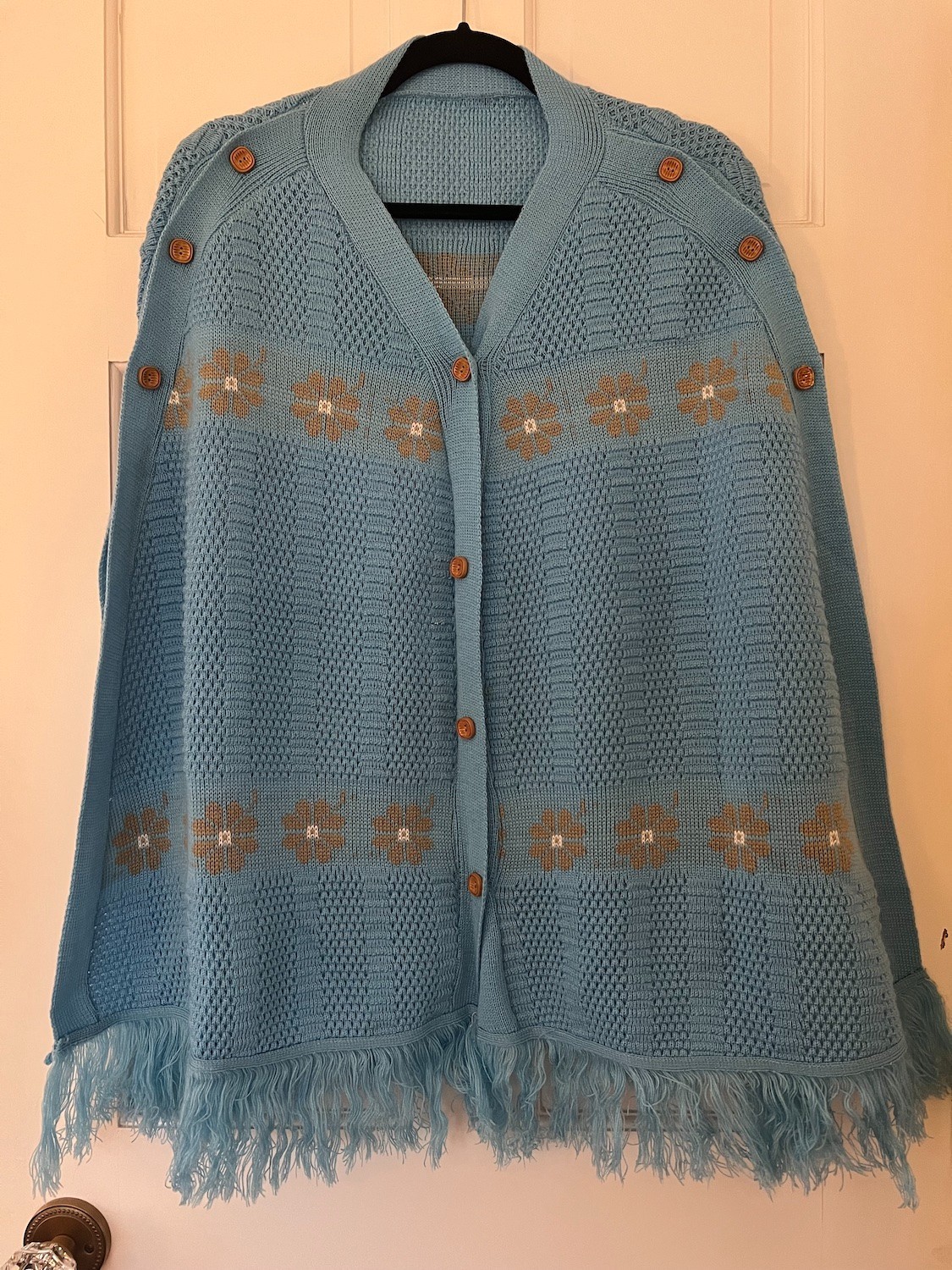 Vintage Light Blue 70s knit daisy poncho with decorative buttons XL-1XL