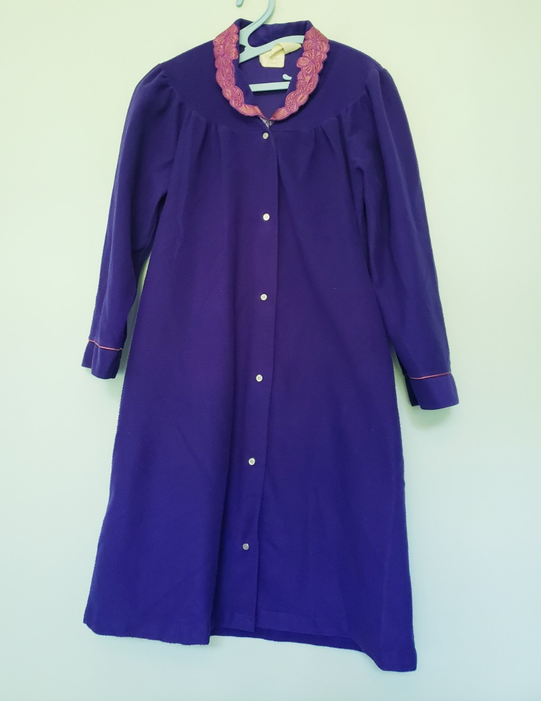 VTG Carriage Court Women S Granny Fleece Robe Gown Purple Floral Lace Snap Front