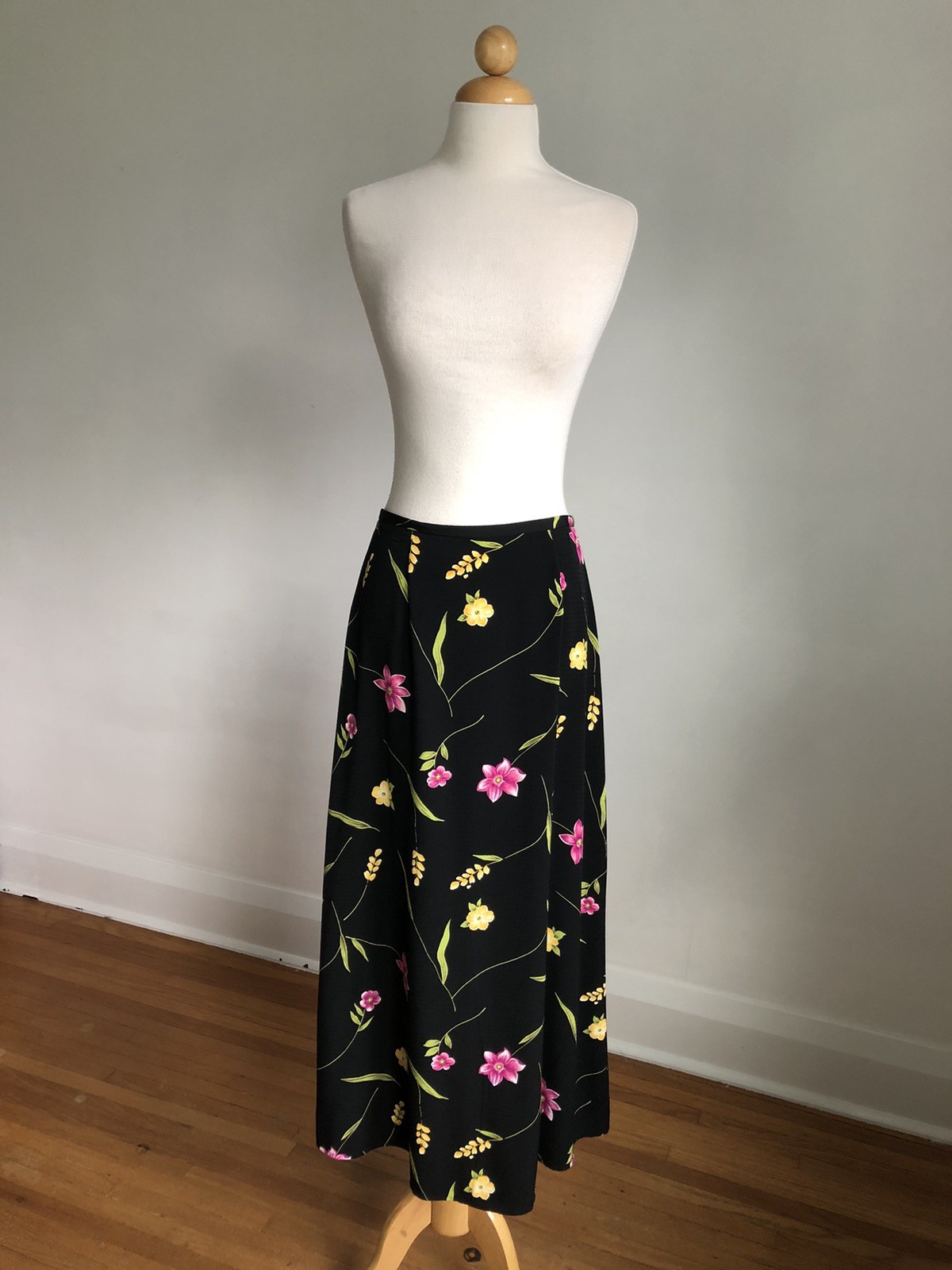 BEAUTIFUL VTG JOAN LESLIE Black Floral Silky Full-length Skirt SZ 8