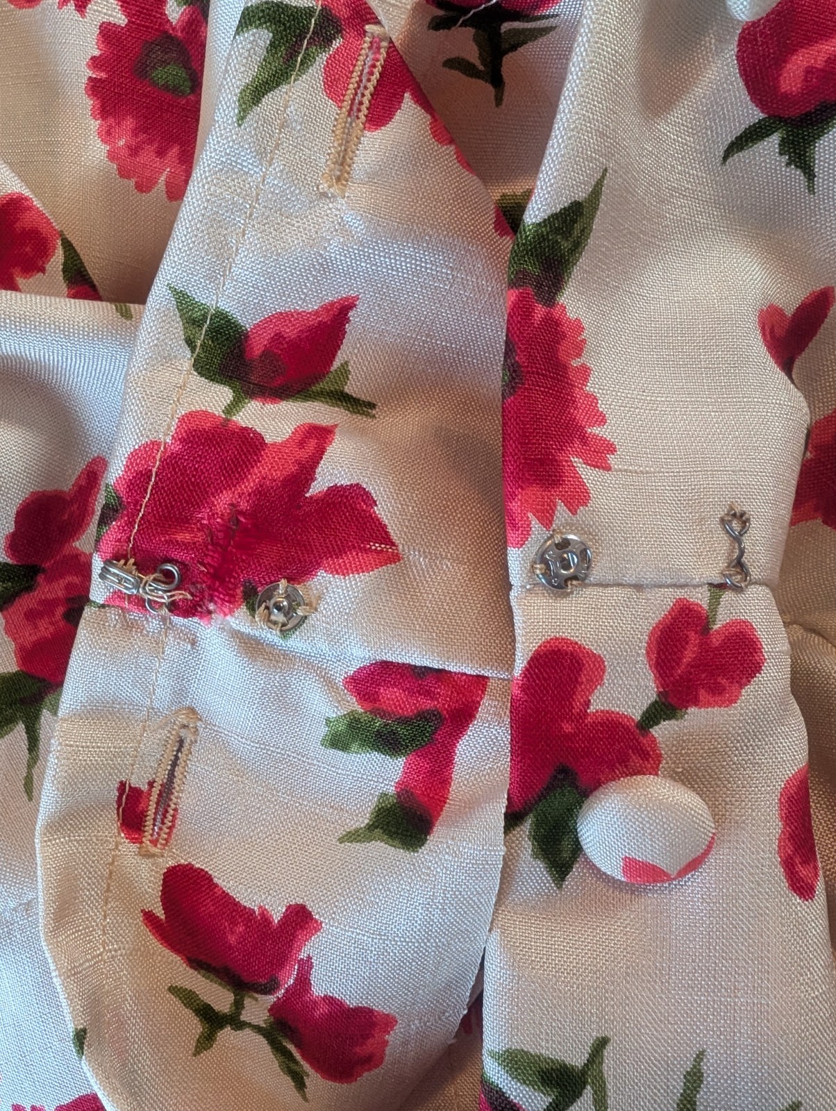 1950s 1960s Day Dress Red Floral Silky Fabric Covered Buttons Straight Skirt S/M