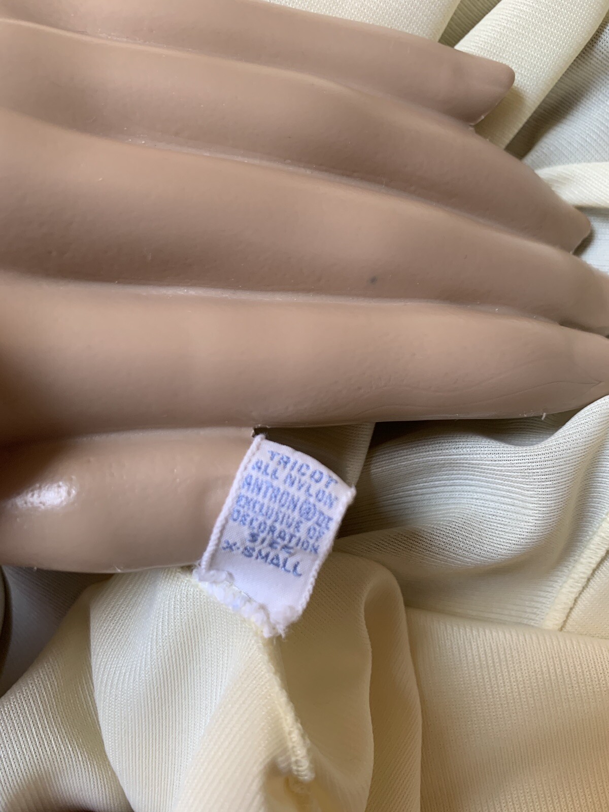 VINTAGE VANITY FAIR PALE YELLOW NYLON NIGHTGOWN & ROBE SET–SIZE XSMALL