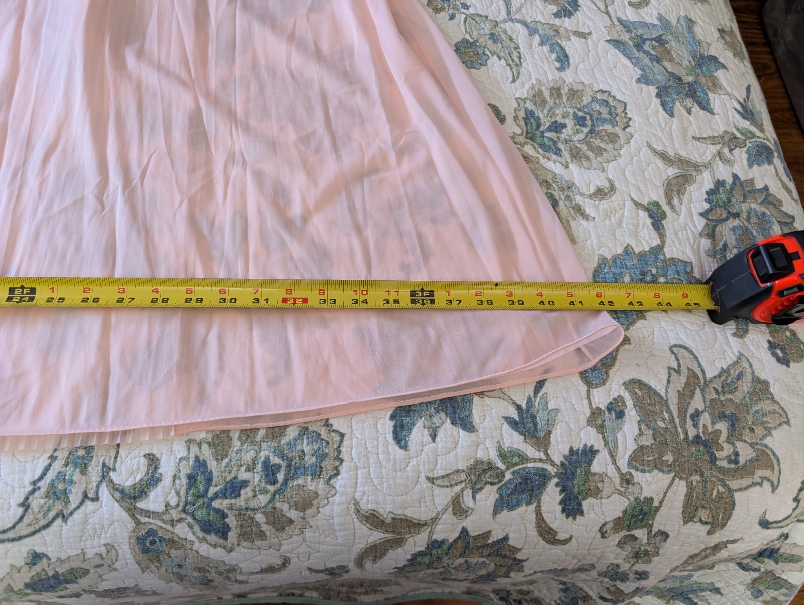 Vtg Vanity Fair „Coquette” pleated negligee, rare color~lite apricot/ peach