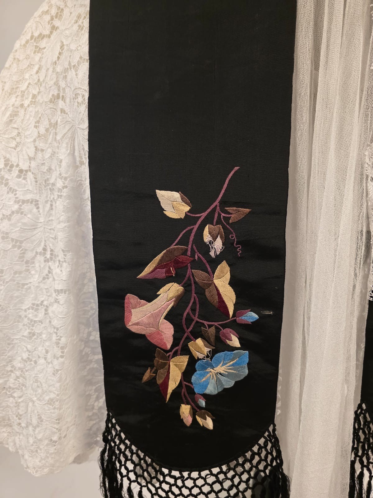 VICTORIAN 19TH C SILK DRESS SASH W POLCHROME SILK FLOSS FLORAL HAND EMBROIDERY
