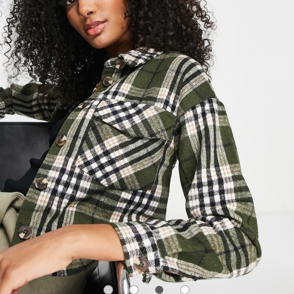 Vero Moda XS FRSH olive green button up cropped shacket in khaki plaid oversized