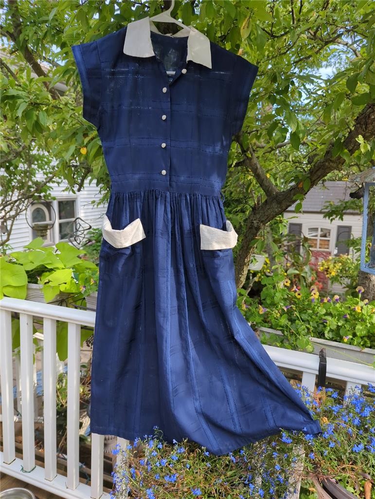 1940’s VINTAGE NAVY COTTON WITH WHITE TRIM SUMMER DRESS METAL ZIPPER 40″ BUST