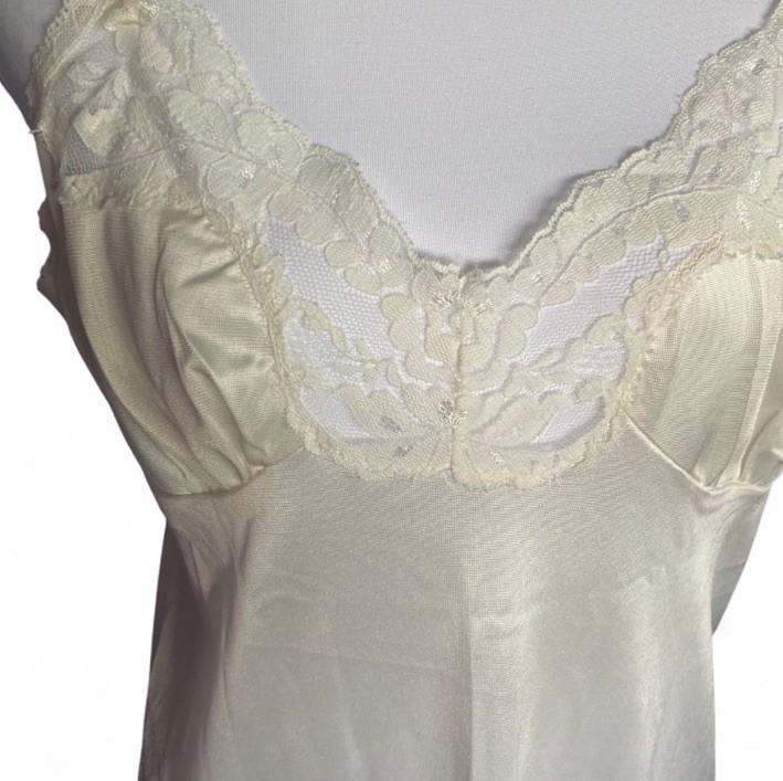 Vintage 1980s Simple Pleasures Ivory Lace V Neck Slip 36 Antron III
