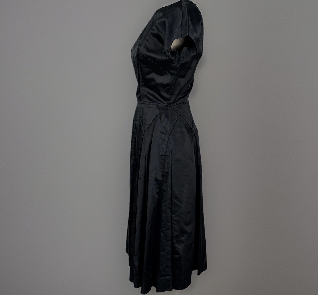 VTG 50s Dynasty Cocktail Dress Black Silk Taffeta Darts Pleated Low Back Size XS
