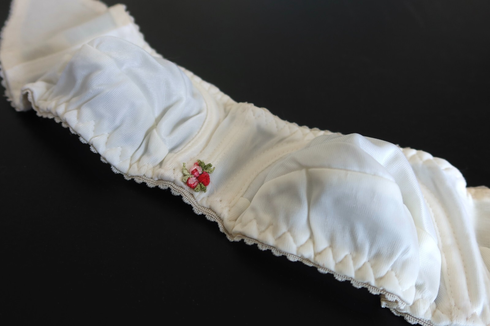 Vintage 1990s Strapless Underwire Bra – Beige, Fruit Accent in Middle, Size 1