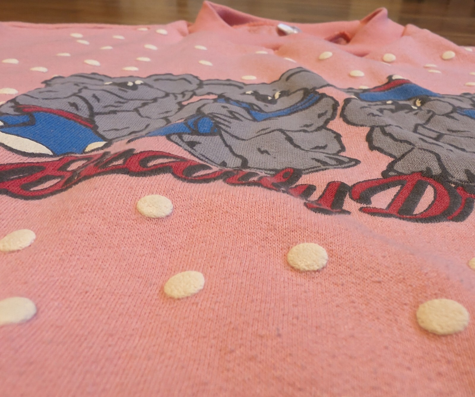 Vtg „Bearly Dressed” Koala Sweatshirt – Medium (?) – Pink Pullover Cute Joke Pun