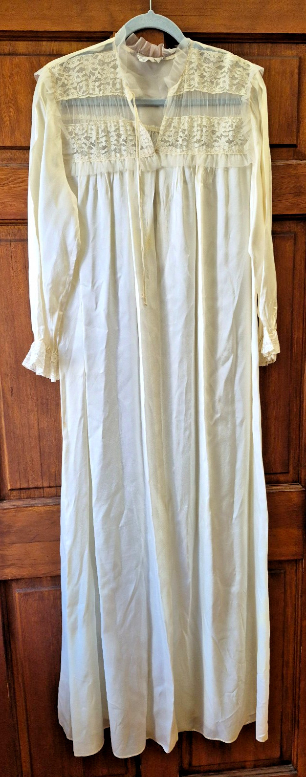 VINTAGE NEGLIGEE ROBE IVORY WHITE 1950’s SILKY SATIN/LACE/TULLE BY „TULA”