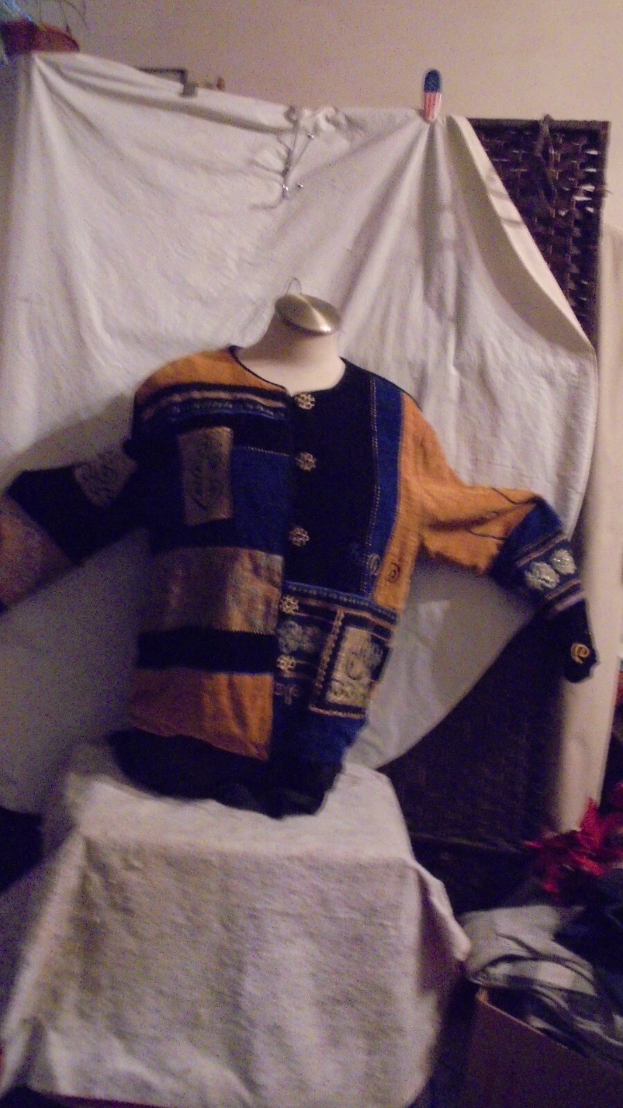 ALLURE, MULTI COLOR, VELOUR,& BROCADE, PATCH’S, JACKET. SZ XL BUST,46″ DISPLAY