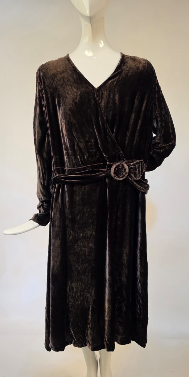 1930’S SILK VELVET DRESS W BLEEDING HEART VOIDED PATTERN SLEEVES
