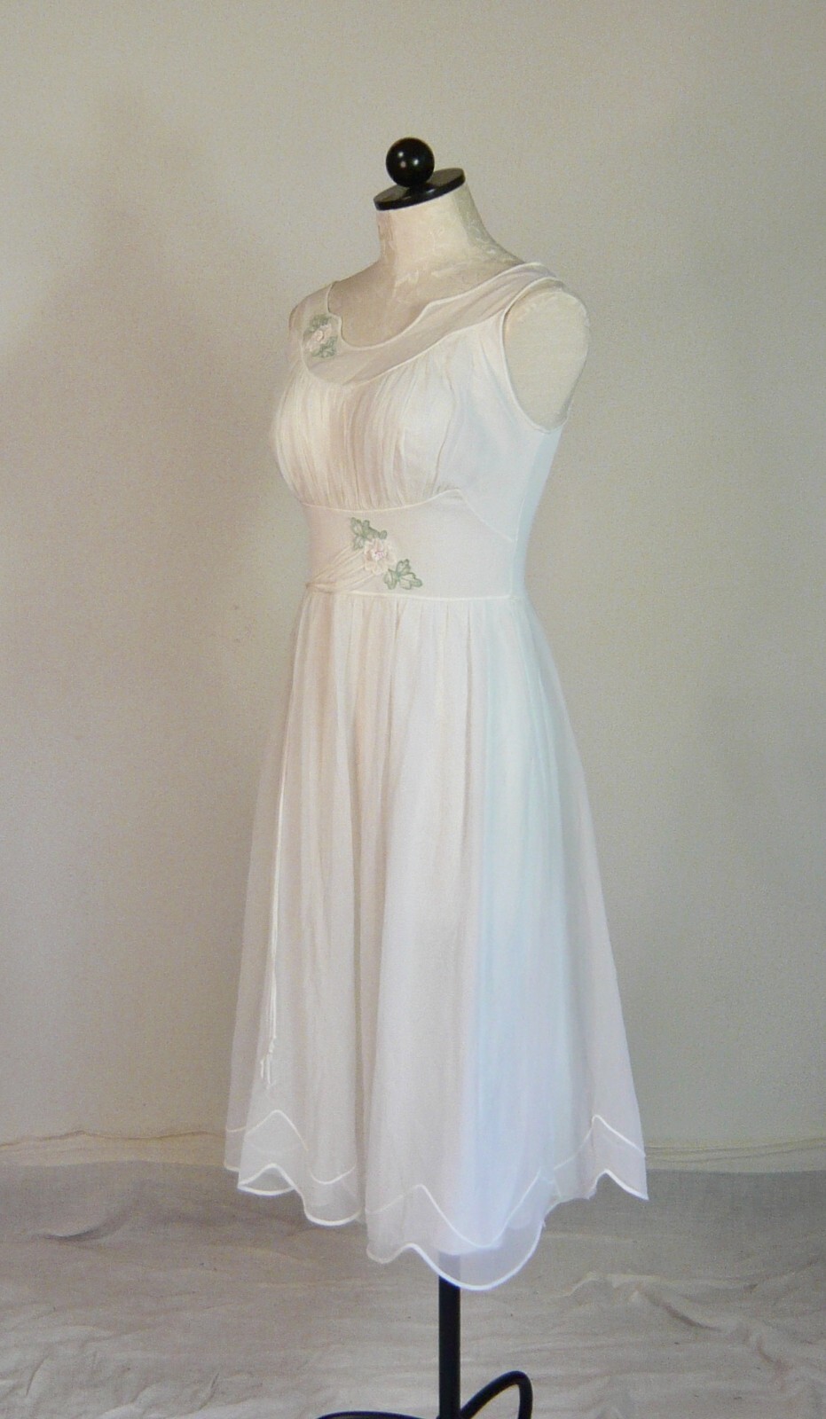 SHADOWLINE vintage early 60s ELEGANT white NYLON GOWN scallops appliques 34