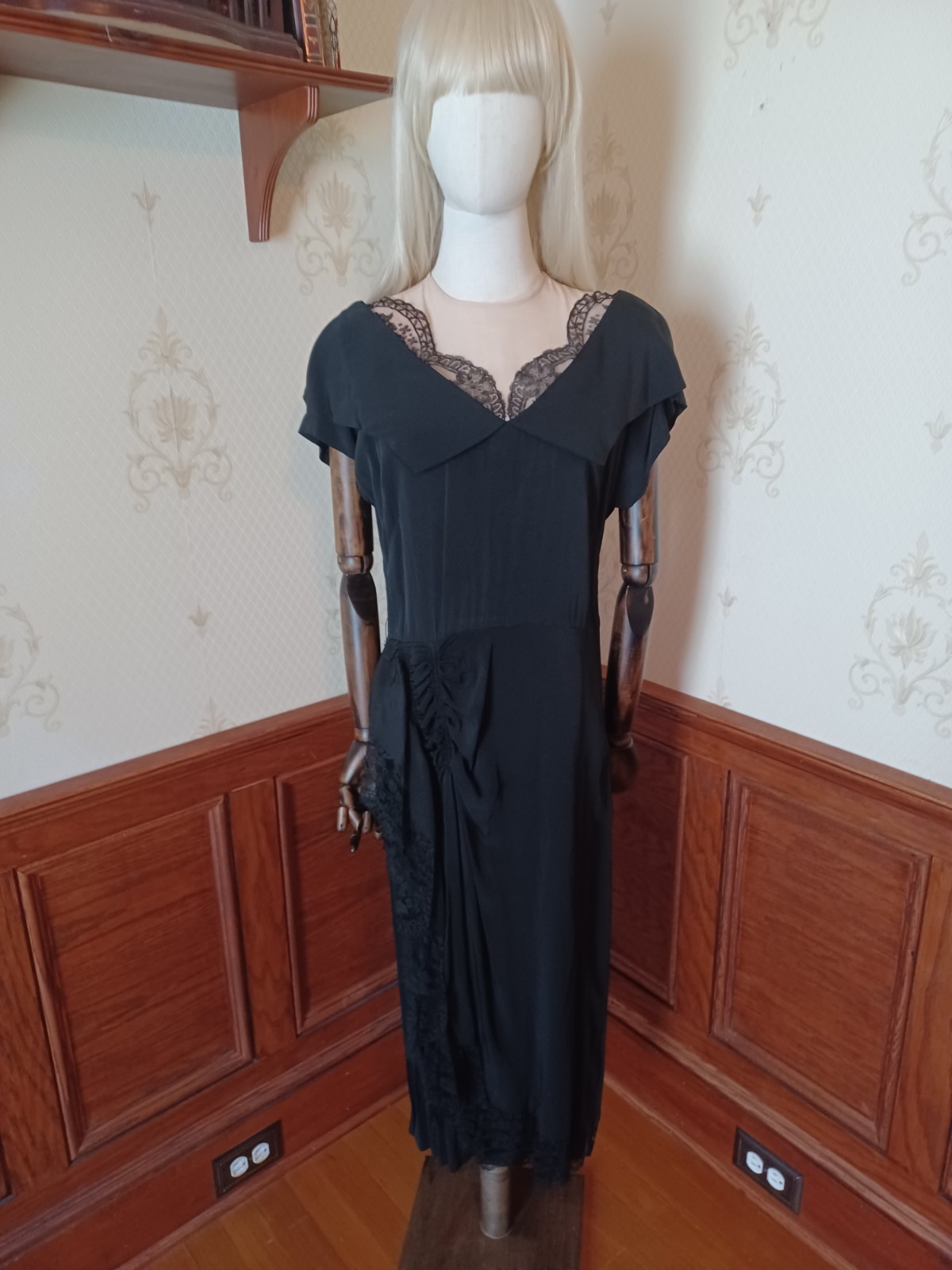 Vintage 1940s Black Cocktail/Wiggle dress with nude-color and lace accents
