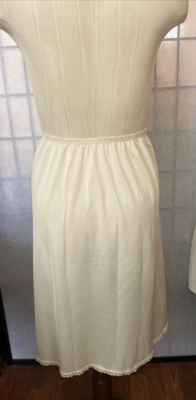 Vanity Fair VTG 60/70 LG Dacron Poly/Nylon Lace-Embellish 1/2 Slip MI USA (READ)