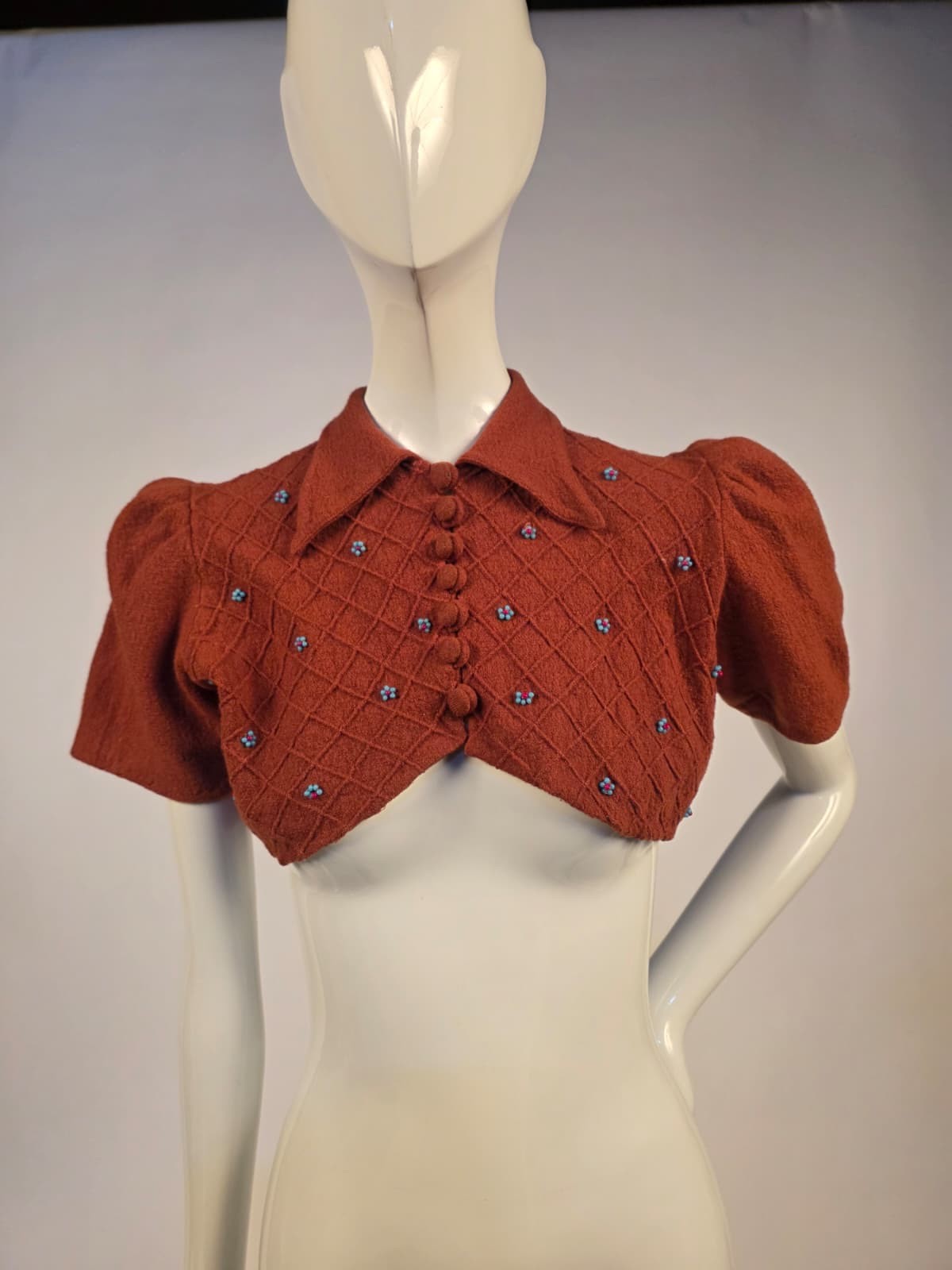 ANTIQUE LATE 1930’S CROP TOP WITH SELF COVERED BUTTONS & BEADED FLORALS