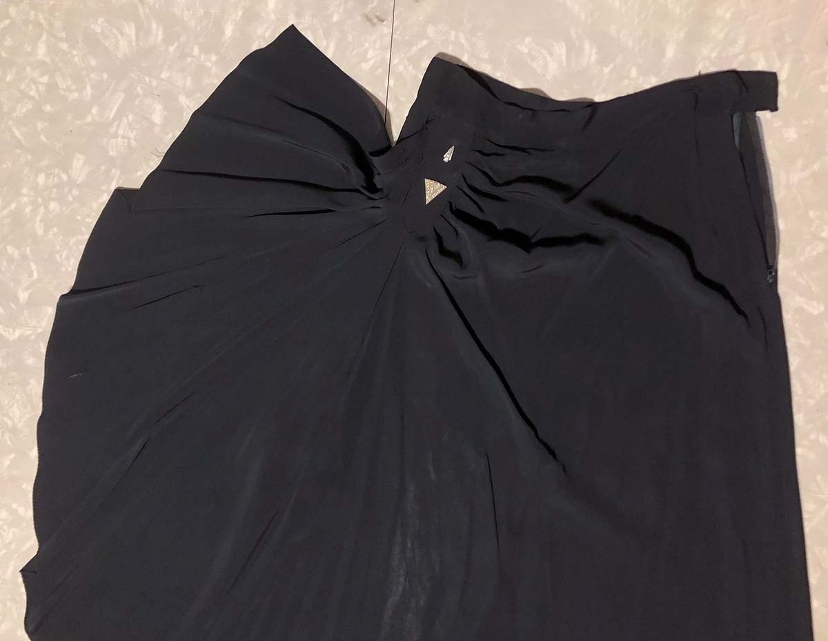 Vintage elegant 30s – 40s Black Rayon Crepe Wrap Sarong Skirt w/pin waist 27