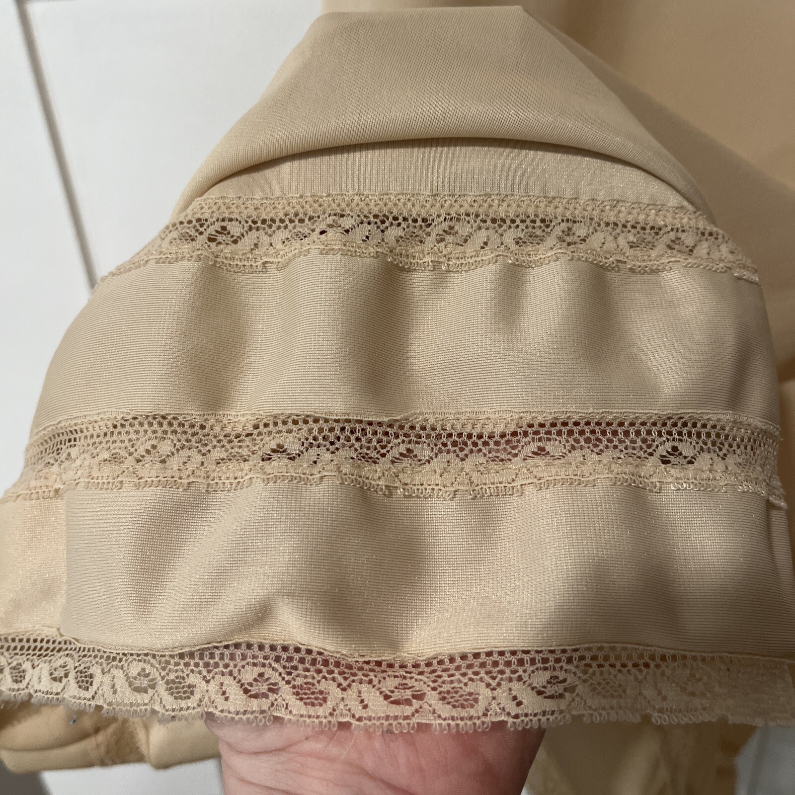Unbranded Full Slip Beige Nude 17” Across Bust 33” Pit To End Of Hem. Vtg.