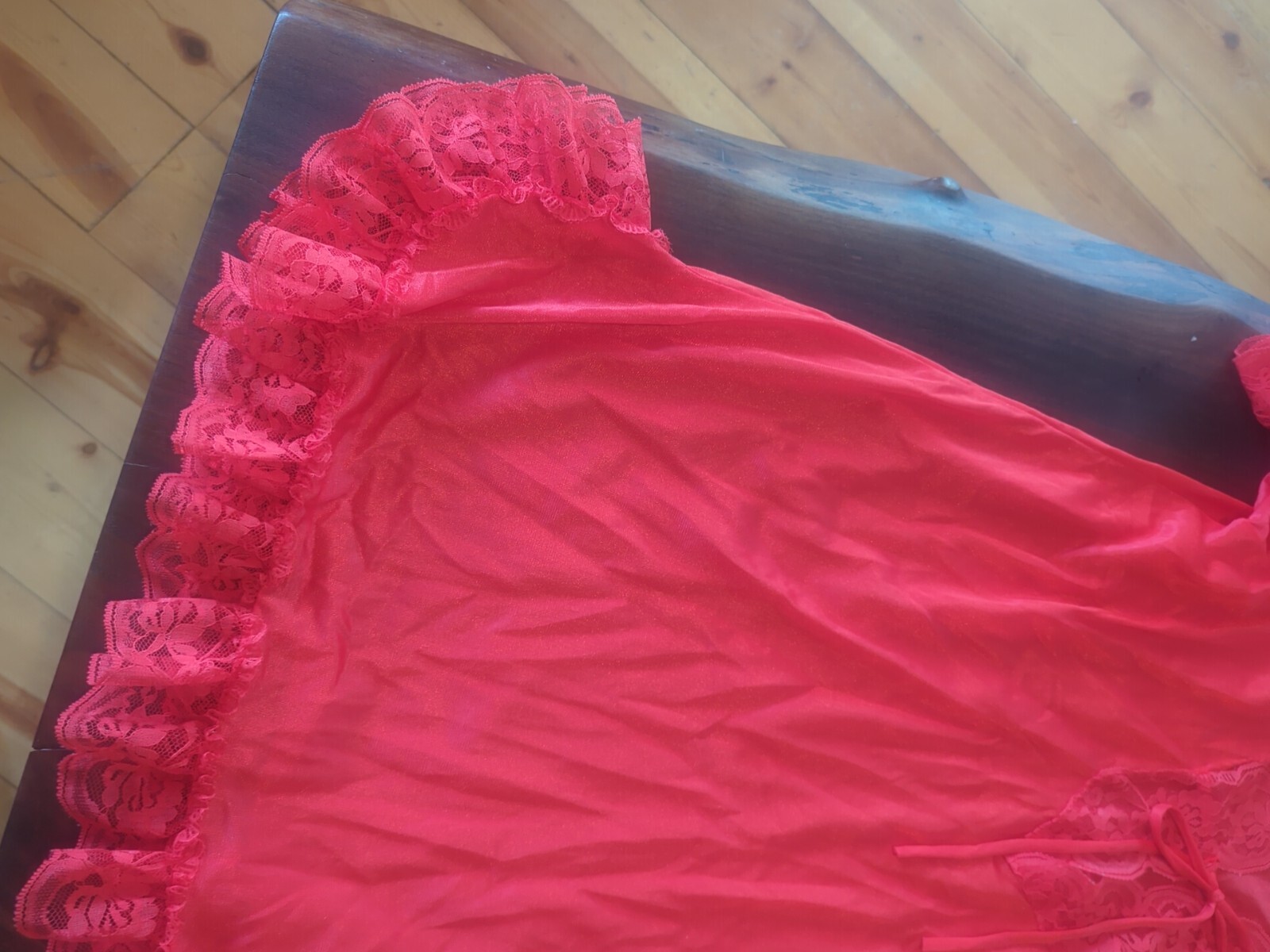VINTAGE LADY CAMEO RED SIZE MEDIUM BABYDOLL NIGHTGOWN #39310 Peekaboo Retro