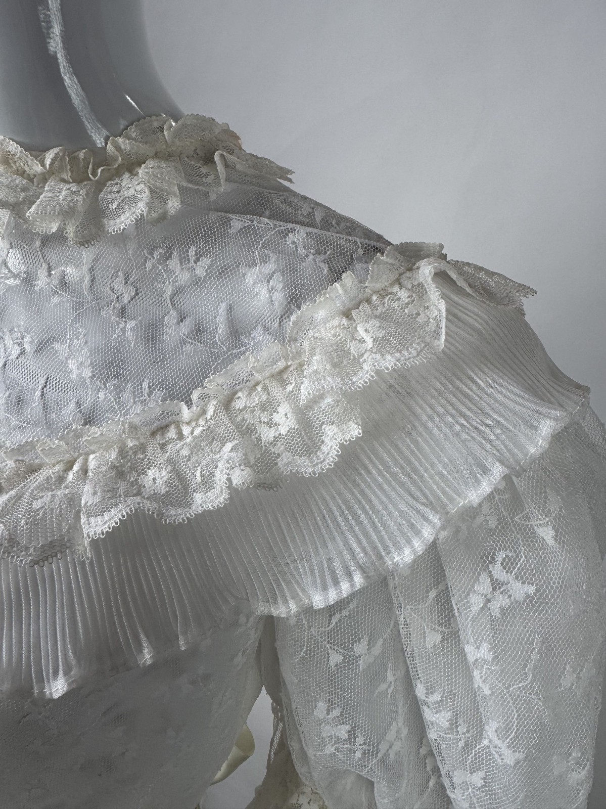 Vintage 70s White Lace Wedding Dress Size 8 With Satin Ribbons & Ruffled Necklin
