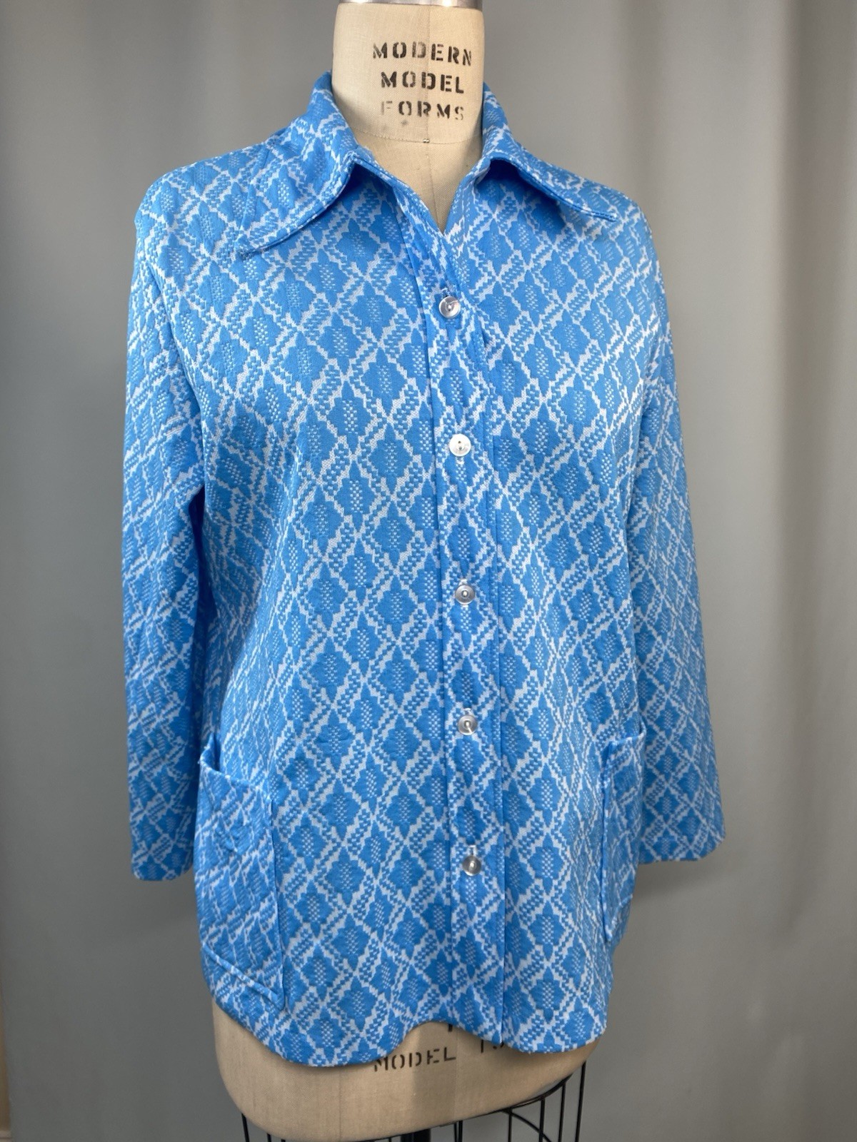 Vintage Women’s Top SIZE LARGE blue polyester knit long sleeve 70s point collar