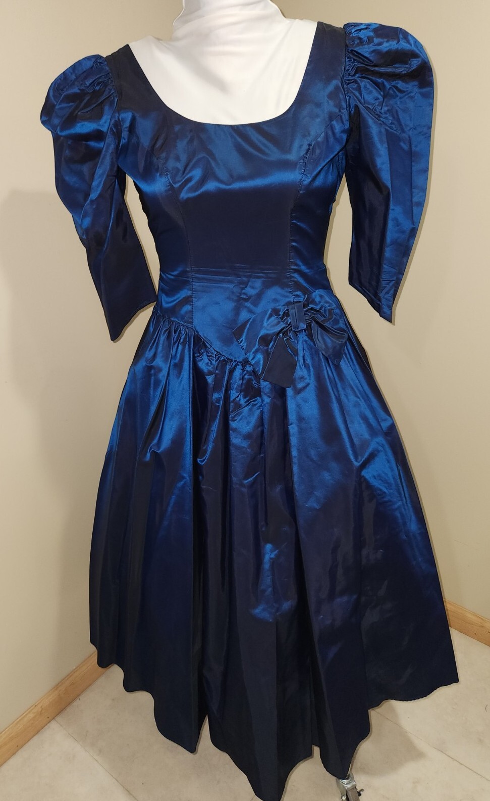 Unlabled Vintage Taffeta Formal * Deep Blue * sz10apx (Measurements Given) * GUC