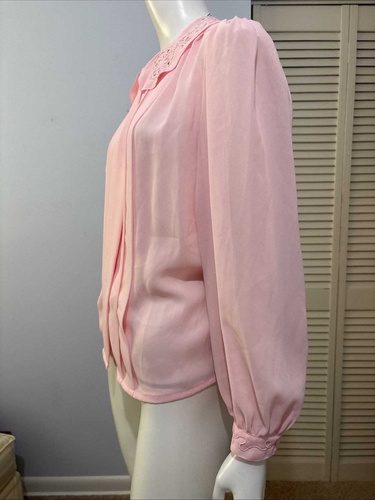 Gorgeous Vtg Kirsten Grey Pink embroidered Pleated Faux Pearls Blouse Sz 8