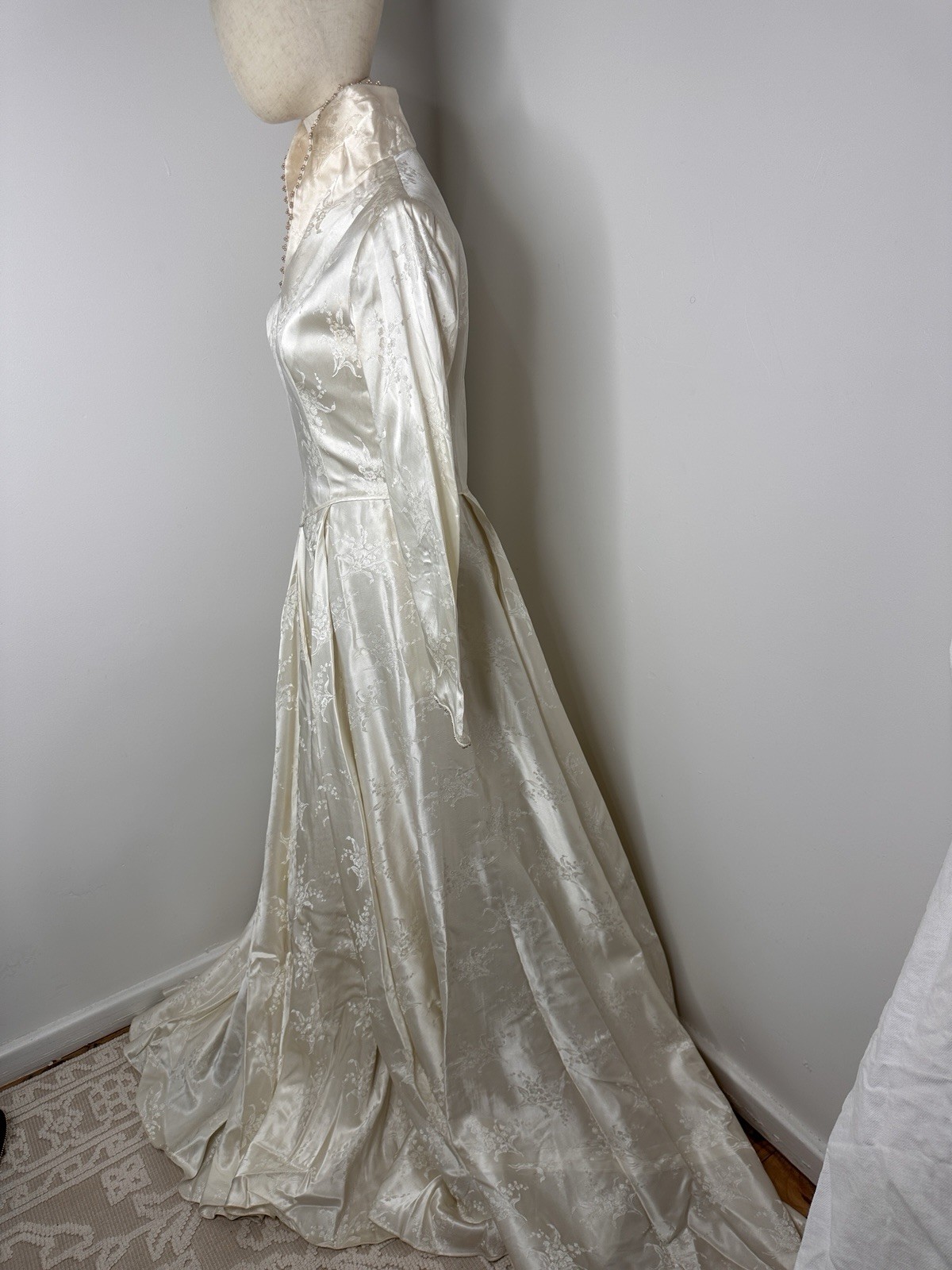 Vintage 1950s Sz 6 – 8 Edwardian Revival Satin Long Sleeves Wedding Dress Collar