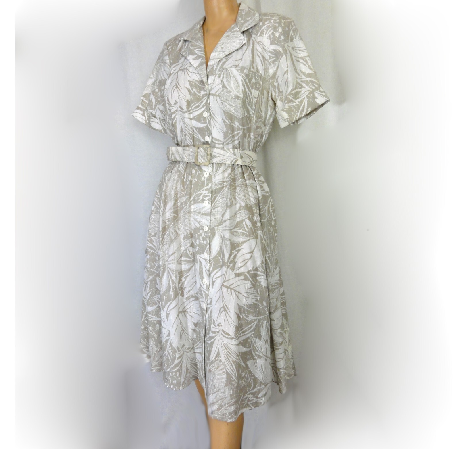 1970s Shirtwaist Dress Vintage Beige and White Botanical Leaf Print VLP Petites