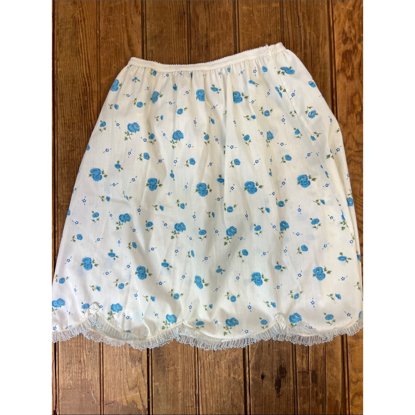 Vintage 1960s mini slip skirt. Off white blue floral scallop edging EUC