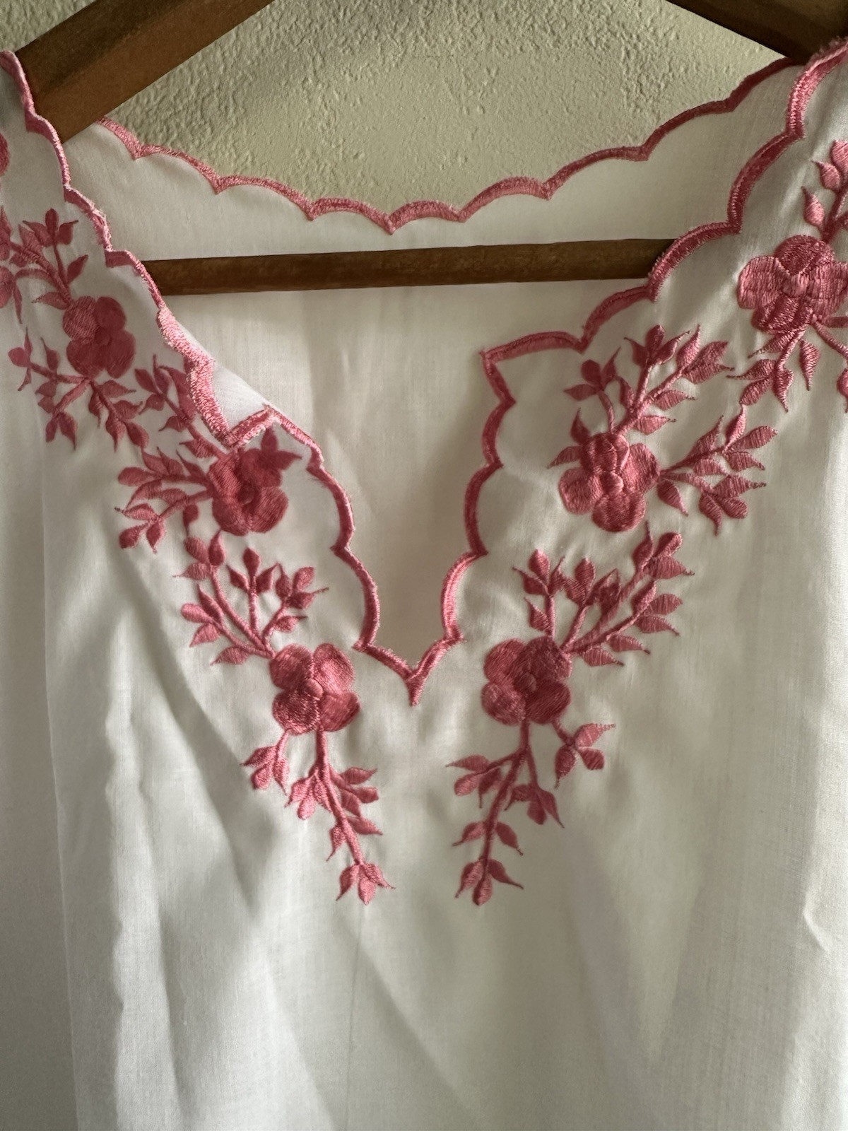 Vintage 70’s/80’s Embroidered Blouse with Tie Women’s Size M White and pink