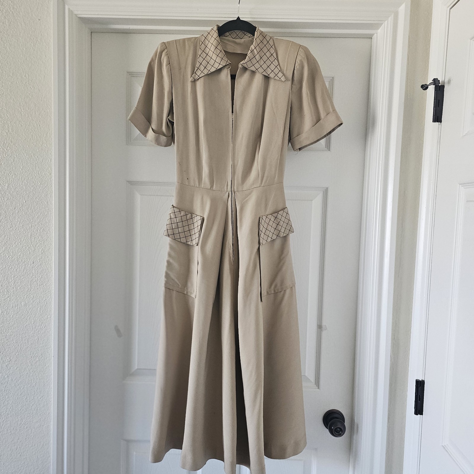 1940s Vintage Tan Dressing Gown Day Dress Zipper Keyhole Oversized Pockets #35