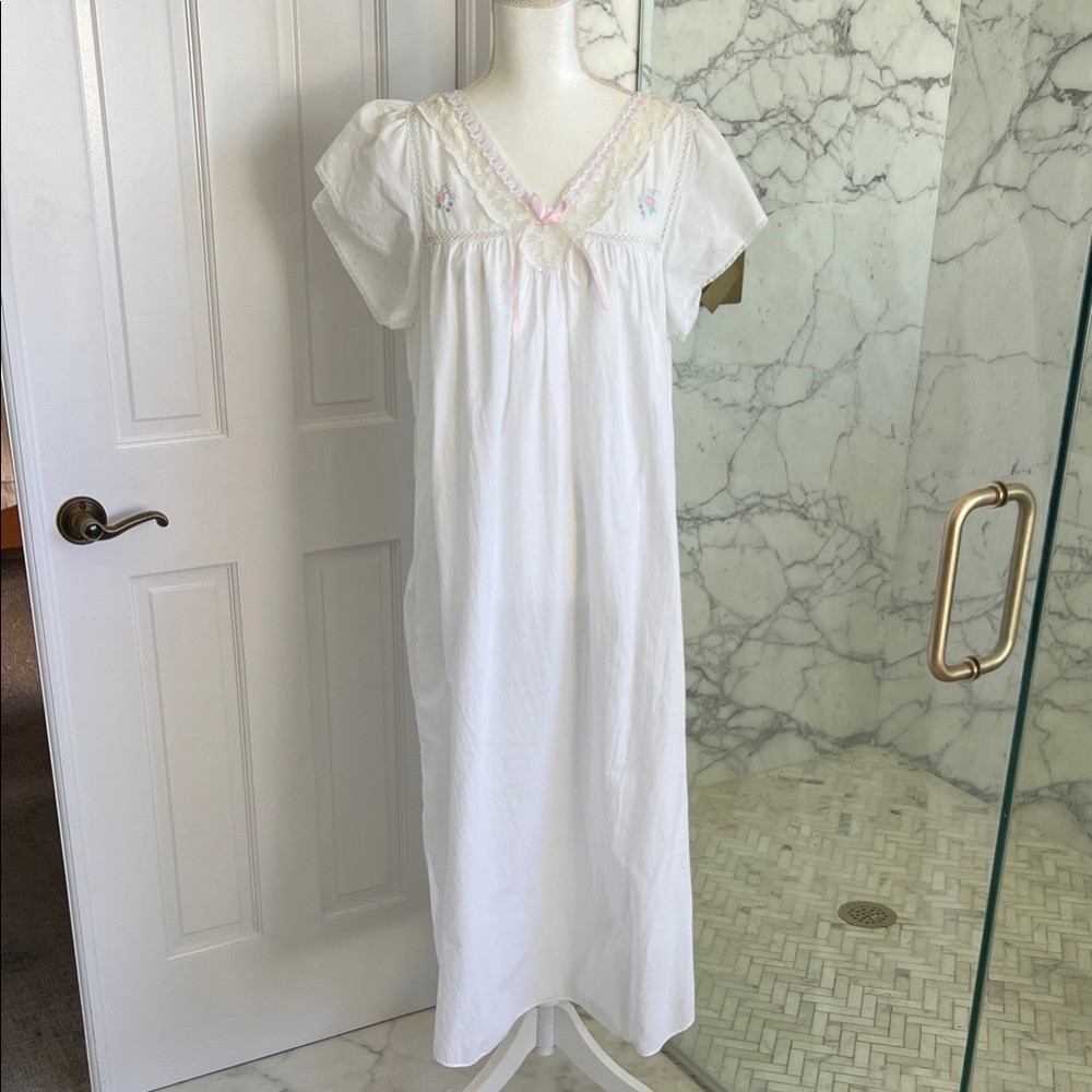 Beautiful Vintage Barbizon White Lace Trim Nightgown