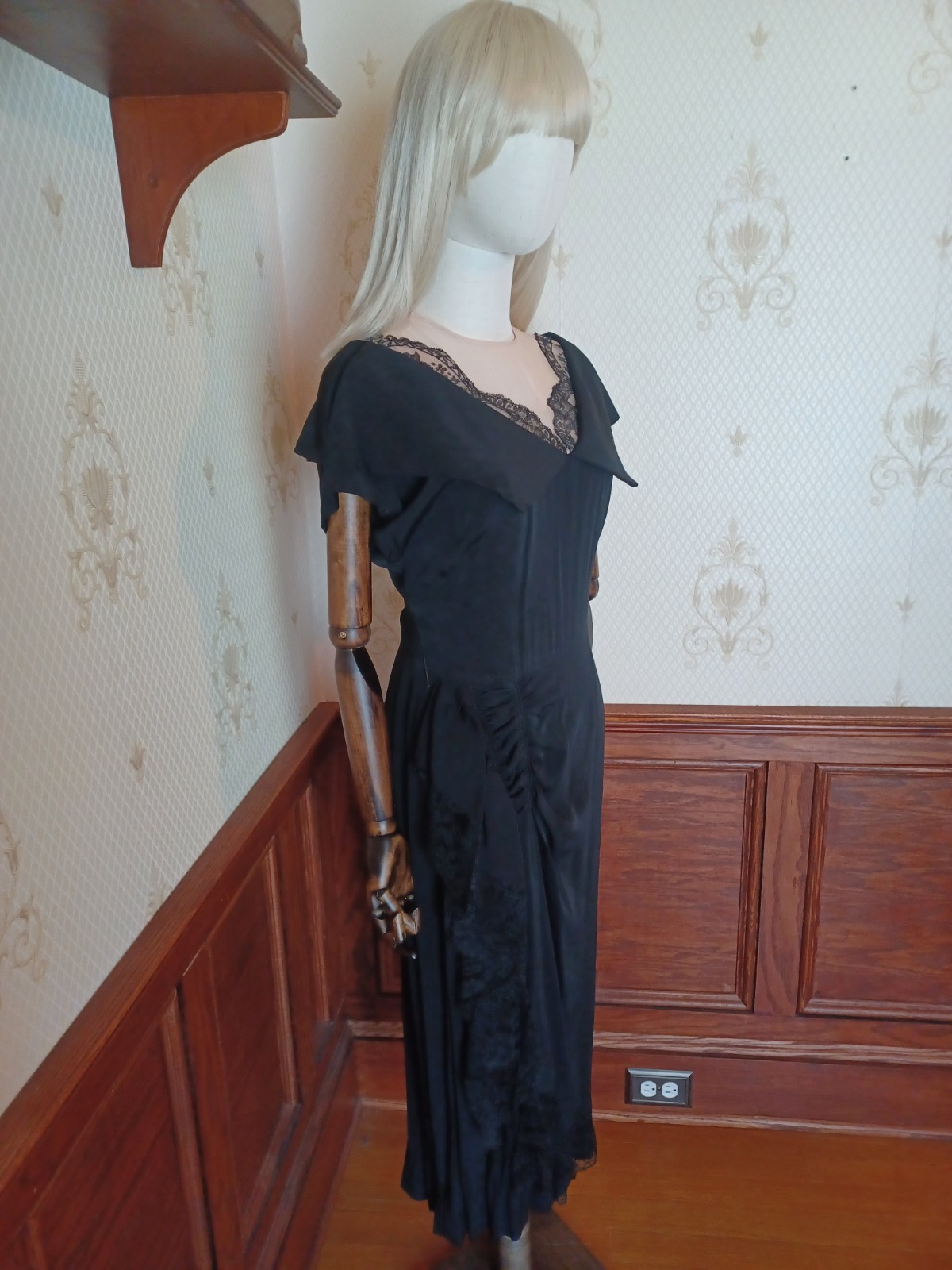 Vintage 1940s Black Cocktail/Wiggle dress with nude-color and lace accents